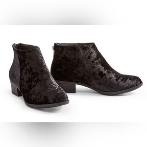 JustFab - Elisha Black Velvet Booties 9.5